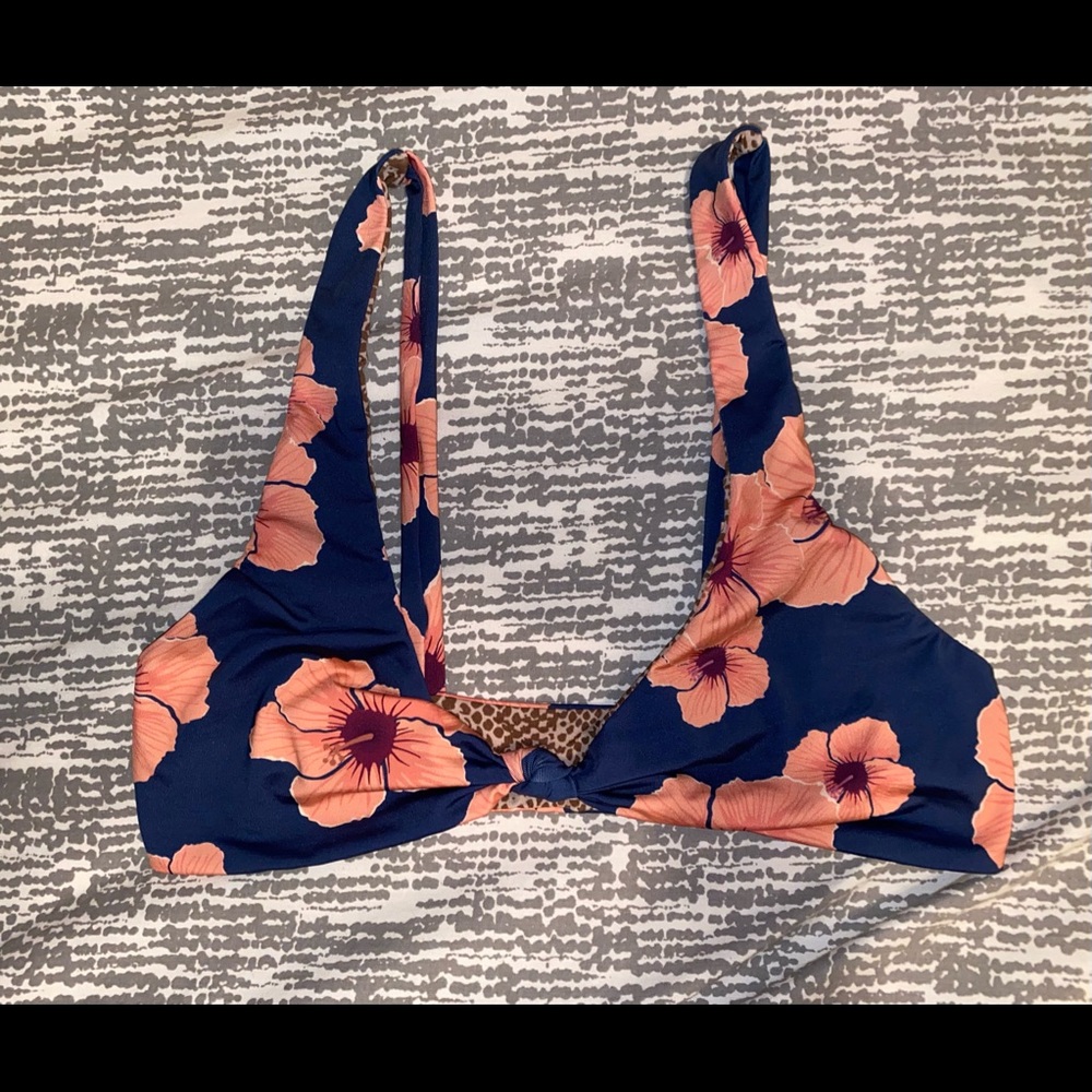 Acacia Hibiscus top